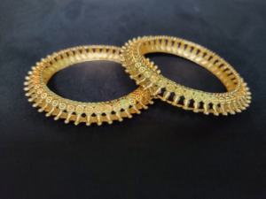 Venta al por mayor de brazaletes con 22 CT de metal dorado hecho en forma redonda último diseño brazaletes para la venta por exportadores - Product Image 3