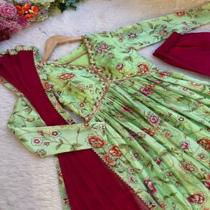 Robe chinon imprimée multicolore avec manches longues en Dupatta et pantalon longueur cheville avec détails fantaisie - Product Image 4