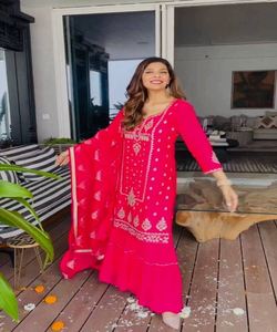 Elegancia de larga duración: Salwar Kameez Pakistani Long - Eleva tu estilo con Salwar Kameez pakistaní elegante y de larga duración - Product Image 1