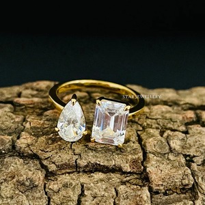 Bague de fiançailles en or massif 14 carats avec diamant CVD taille émeraude certifié IGI, style Chrétien Toi et Moi - Product Image 2