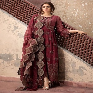 Robe Anarkali longue en mousseline de soie marron brodée, avec manches chauve-souris, col rond, style bohème, coupe trapèze - Product Image 2