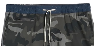 Pantalones cortos atléticos transpirables de secado rápido personalizados para hombre, pretina elástica, patrón sólido, lona, estilo informal, correr, gimnasio, teñido liso - Product Image 3