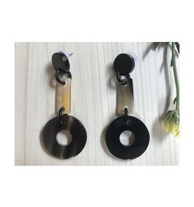 Boucles d'oreilles en corne de luxe pour dames Boucles d'oreilles bijoux à la mode pour femmes Meilleure qualité à bas prix artisanat naturel - Product Image 6