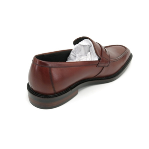 Zapatos de cuero marrón para hombre que ofrecen materiales de primera calidad y un diseño robusto, diseñados para una elegancia formal y comodidad. - Product Image 5