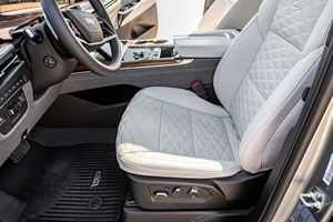 2024 Cadillac Coupe Turbo R18 4WD Sport Platinum AWD Coche de bajo kilometraje Transmisión automática Volante a la izquierda Gasolina/Petróleo - Product Image 5