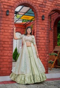 Haut à la demande de mariage et de fête porter dames Lehanga Choli disponible au prix de gros auprès de l'exportateur indien - Product Image 4