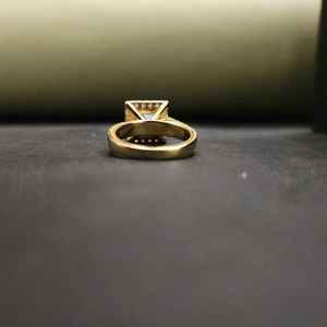 แหวนดีไซน์หรูหราโดดเด่น ประดับด้วยพลอยธรรมชาติทรงปรินเซสคัท เงินแท้ 925 ชุบสแตนเลส ได้รับการรับรองจาก IGI ดีไซน์ทันสมัยไม่ซ้ำใคร - Product Image 4