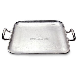 Élégant plateau de service carré argenté avec finition lisse et poignées robustes, parfait pour une décoration intérieure divertissante et élégante - Product Image 1