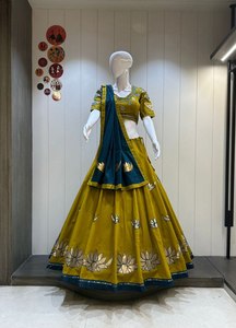 Nouvelle collection exclusive de tenues traditionnelles pour le Navratri, comprenant un lehenga choli imprimé, coupe ajustée, longueur au sol, en pur coton Khadi. - Product Image 6