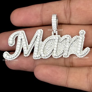 จี้เพชรทรงกลมเจียระไนแบบบริลเลียนท์เคลือบทองคำแท้ 10K ประดับเพชรแบบ Iced Out สไตล์ฮิปฮอป พร้อมจี้ตัวอักษรแบบกำหนดเอง เครื่องประดับสำหรับทั้งชายและหญิง - Product Image 3