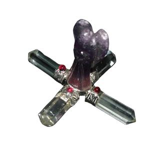 Vente en gros de générateur d'anges en fluorite violette Pierre semi-précieuse Artisanat Cristaux de quartz sculptés dans une pyramide de style Feng Shui - Product Image 1
