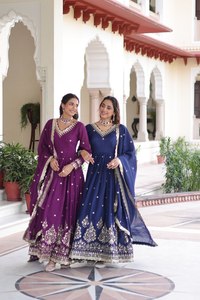 Vestido Anarkali TENNECY con Lentejuelas de Seda Vichitra Bordadas, Cuello en V, Reversible, de Secado Rápido, Antiarrugas, con Dupatta Completa - Product Image 2