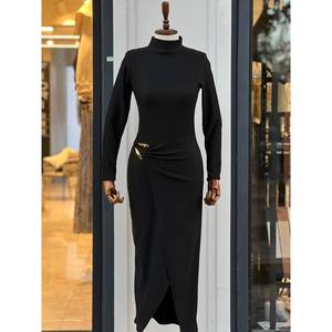 Vestido ajustado negro con tela otomana, detalle de hebilla y abertura, silueta elegante - Product Image 2