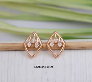 Boucles d'oreilles modernes élégantes et tendance en acier inoxydable plaqué or avec des éléments géométriques en zircon cubique pour les occasions de fête - Product Image 2