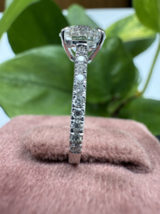 Bague de fiançailles solitaire pour femme, diamant de laboratoire rond de 5 carats, or jaune 10 carats, bijoux de mariage raffinés. - Product Image 3