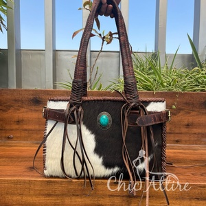 2025 Nueva edición de cuero de vaca a la moda para mujer con flecos piedra turquesa bolso de mano de cuero genuino bolso de lujo para mujer - Product Image 1