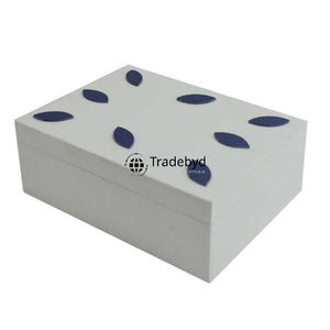 Caja con incrustaciones de resina sostenible hecha a mano para almacenamiento de joyas y soluciones de regalos éticos de Tradebyd - Product Image 4