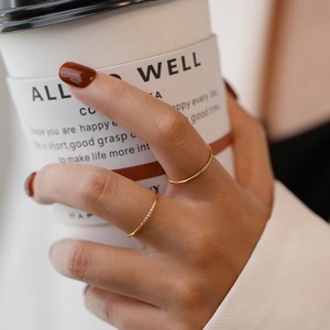 Anillo Delgado Antideslustre con Diamante CZ, Anillo Apilable Delicado de Zirconia Impermeable, Anillo de Banda Dorada, Regalo para Mamá - Product Image 4