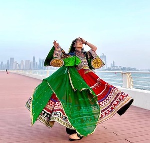 ชุดเดรสชีฟองแบบคลาสสิกสไตล์วินเทจสำหรับผู้หญิงชาวอัฟกัน ประดับด้วยงานปักที่สวยงาม สง่างามอย่างมีเอกลักษณ์ เหมาะสำหรับงานปาร์ตี้และงานสังสรรค์ - Product Image 4