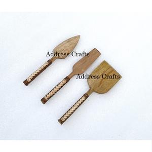 Cuchillo de queso de 3 piezas de madera de diseño personalizado de alta calidad, venta al por mayor, cuchillos de queso hechos a mano de Damasco con mango de ratán, Mesa - Product Image 2