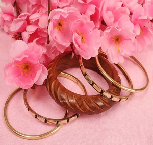 Brazalete de joyería de diseñador de madera y latón con bonitos patrones surtidos Pulsera de moda para mujer Colección étnica y Bohemia - Product Image 4