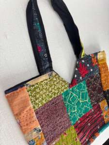 Sac à bandoulière artisanal durable style bohème patchwork avec fermeture éclair, en coton recyclé, écologique, fourre-tout vintage, style Kantha, hippie, hobo - Product Image 2