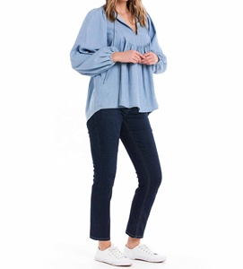 Collection Été 2023 – Blouse Décontractée Bleue Grande Taille Populaire avec Encolure Ouverte, Liens, Jupons Plissés, Poignets Élastiques, en Coton Respirant et Dentelle - Product Image 4