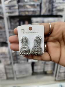 Boucles d'oreilles pendantes ethniques américaines en pierre, petites jhumkis plaquées or avec zircon en alliage, forme cloche, imitation perle pour mariages - Product Image 2