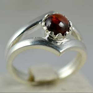 Anillo Boho con Piedra de Nacimiento de Enero, Hecho a Mano en Plata de Ley 925 con Granate de Corte Ovalado, Regalo Perfecto para su Cumpleaños o Aniversario - Product Image 3