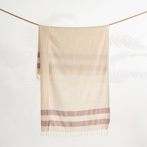 Pareo Toalla de Playa Turca con Banda Roja, 33x66 pulgadas - Product Image 1