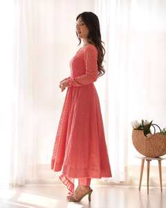 Lanzamiento de este atemporal y clásico traje de tela Lucknowi Georgette Anarkali para los próximos festivales y la temporada de bodas - Product Image 2