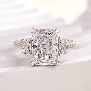Bague à trois pierres en moissanite taille radiant 7x9 mm avec pierres latérales pavées, bande plaquée or blanc, bijoux fins - Product Image 1