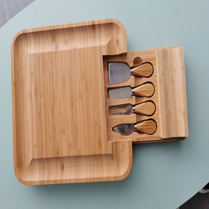 Planche à fromage en bois et ensemble de couteaux Outils à fromage de qualité supérieure pour servir et couper - Product Image 1