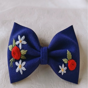 Arcs de cheveux brodés à la main sur mesure Élégance en lin doux avec une touche artisanale. Idéal pour les queues de cheval - Product Image 6