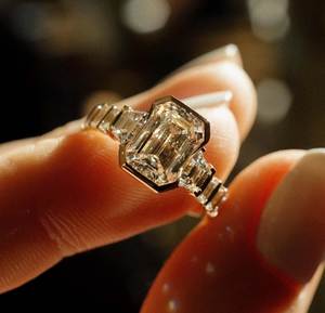 แหวนเพชรทรงเอเมอรัลด์คัท 2.5 กะรัต แบบฝังเรียงวงแหวนหนา ทองคำขาว 14K สำหรับงานหมั้นและงานแต่งงาน จากโรงงานผลิตเครื่องประดับ - Product Image 1