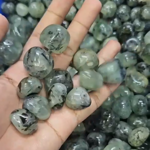 Piedras caídas de Prehnita de cristal natural Cubo de piedra de uva pulida para la curación de la decoración del hogar con un tema de mascota animado - Product Image 5