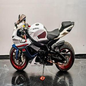 มอเตอร์ไซค์ซูเปอร์สปอร์ต GSX-R750 750 ซีซี ระบายความร้อนด้วยน้ำ เครื่องยนต์ 4 สูบเรียง  รุ่นไอคอนิกสำหรับการแข่งขัน ความเร็วสูงสุดมากกว่า 80 กม./ชม. กำลังมอเตอร์มากกว่า 2000 วัตต์ - Product Image 1