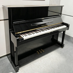 Piano Vertical Yamaha U1A de Alta Calidad con Acabado Negro, Tapa de Madera Sólida, Diseño Clásico y Tacto Suave (400+ U1) - Product Image 1