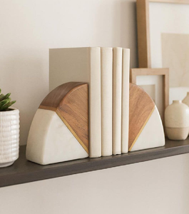 Sujetalibros de madera y mármol blanco con elegantes detalles en incrustaciones de oro. Disponible a precio de mayoreo. - Product Image 1