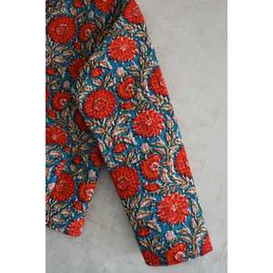 Veste en coton tissé matelassée réversible faite à la main pour femmes, imprimé floral en blocs, manches longues, détail boutonné, tendance, vêtements d'extérieur d'hiver - Product Image 3