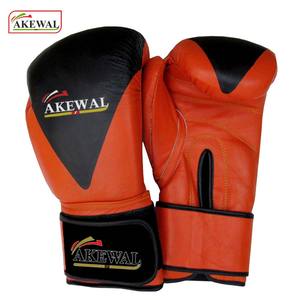 Gants de boxe personnalisés AKEWAL en cuir de vachette, gants de Muay Thai imperméables avec logo et design sur mesure selon la demande du client - Product Image 2