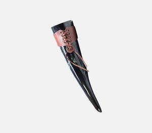 Authentique corne à boire viking noire polie artisanale avec ceinture en cuir marron réglable à lacets, étui traditionnel nordique - Product Image 5