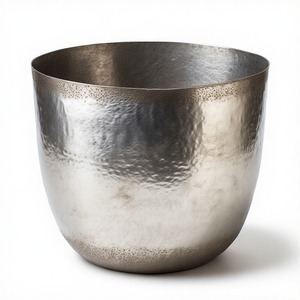 Maceta de martillo Mirage plateada con perfil ancho y acabado artístico adecuado para decoración de entrada o esquinas decorativas - Product Image 6