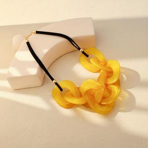Collier Statement Oversize en Résine Audacieuse à Maillons Épais, Fait Main, Bijou de Mode Élégant pour Femme, Léger, Idéal pour Fête et Modèle - Product Image 1