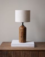 Lámpara de mesa de madera de alta calidad con acabado marrón y pantalla de tela utilizada para sala de estudio y decoración de hoteles
