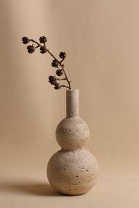 Vase à fleurs décoratif en marbre travertin avec finition lisse pour les intérieurs contemporains de maisons et d'hôtels - Product Image 6