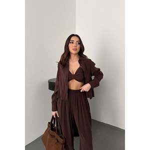Conjunto de Tres Piezas con Detalles en Gipe Marrón - Marrón - Product Image 3