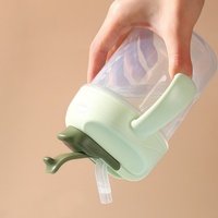 Gobelets à bec pour bébé de style dessin animé de haute qualité OEM, gobelets en plastique pour enfants, gobelet à paille anti-fuite pour tout-petits