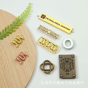 Badge en alliage de zinc à coudre sur mesure avec couleur, taille, forme et logo laser électroplaqué personnalisables - Product Image 1