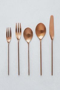 Ensemble de couverts en métal élégant à deux tons argent et or avec un design artisanal vintage, poli argenté de haute qualité, intemporel - Product Image 4